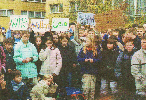 /denyskon/gcg-website/raw/commit/bf9ccba7162d38d474292dc9473e25d524e6e706/static/media/schulchronik/2003/schuelerproteste.png